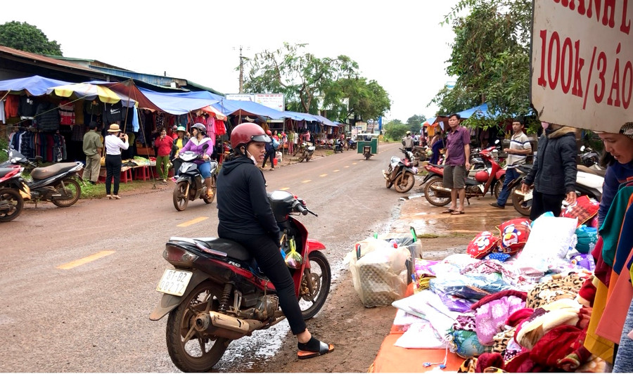Chợ tự phát tại ngã ba làng Lân (xã Ia O, huyện Ia Grai)). Ảnh: Lê Hòa Chợ tự phát tại ngã ba làng Lân (xã Ia O, huyện Ia Grai)). Ảnh: Lê Hòa