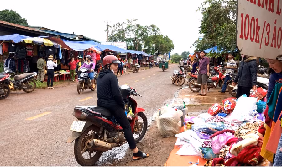 Chợ tự phát tại ngã ba làng Lân (xã Ia O, huyện Ia Grai)). Ảnh: Lê Hòa