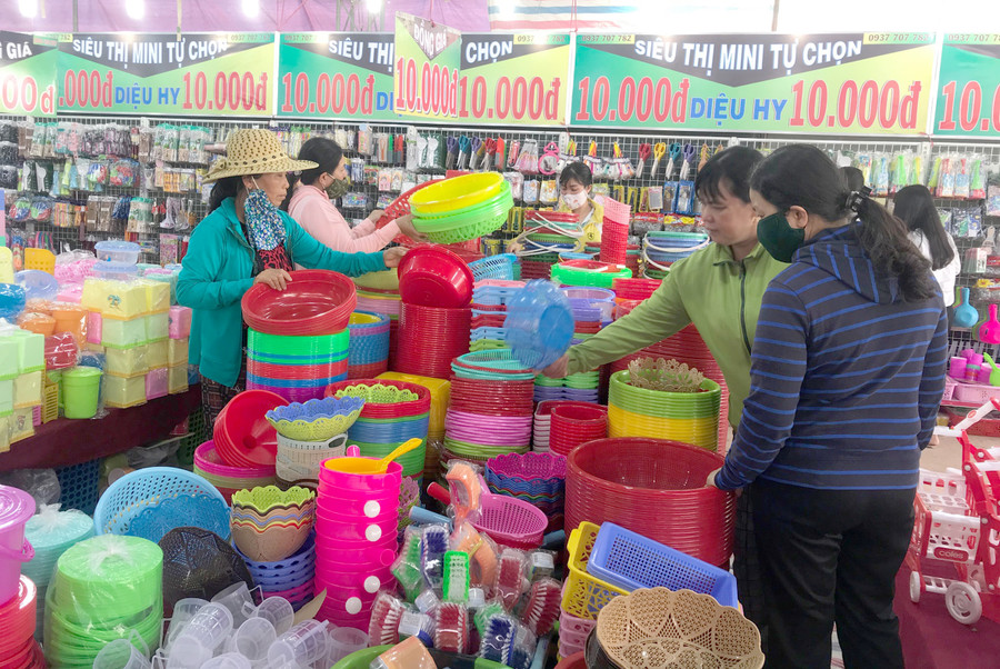 Hội chợ Công nghiệp-Thương mại Gia Lai 2020: Cơ hội cho doanh nghiệp trong thời điểm khó khăn ảnh 1 Gian hàng gia dụng đồng giá thu hút nhiều khách tham quan, mua sắm. Ảnh: Vũ Thảo