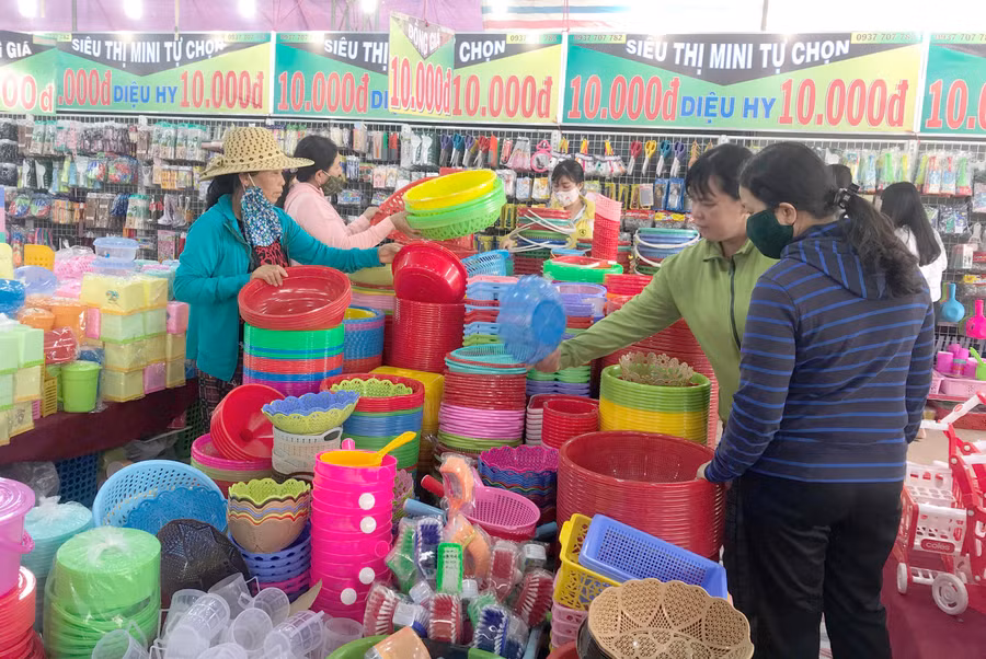 Gian hàng gia dụng đồng giá thu hút nhiều khách tham quan, mua sắm. Ảnh: Vũ Thảo