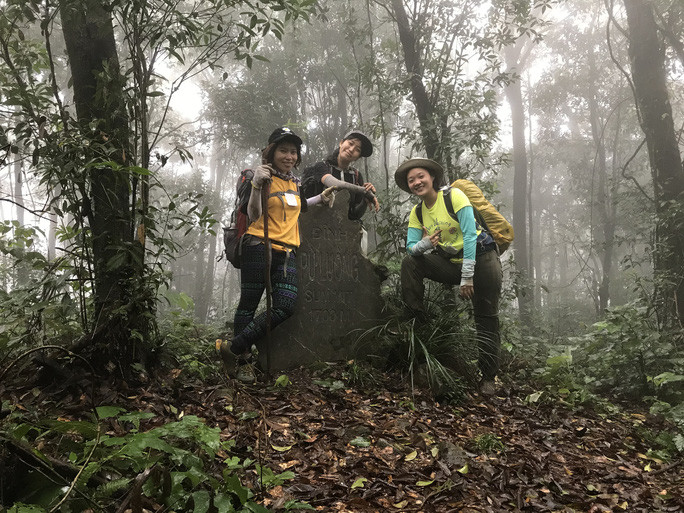 Đỉnh Pù Luông mờ sương