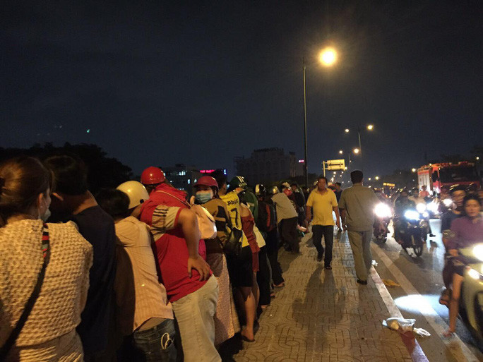 Đông đảo người đi đường theo dõi diễn biến tìm kiếm người nhảy xuống từ cầu Gò Dưa