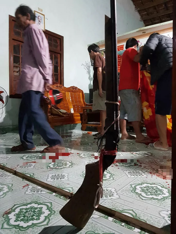 2 vụ nổ súng ở Quảng Nam: Đã xác định được nghi phạm, thu giữ 2 súng săn ảnh 1 Công an thu giữ 2 khẩu súng săn tại nhà các nạn nhân.