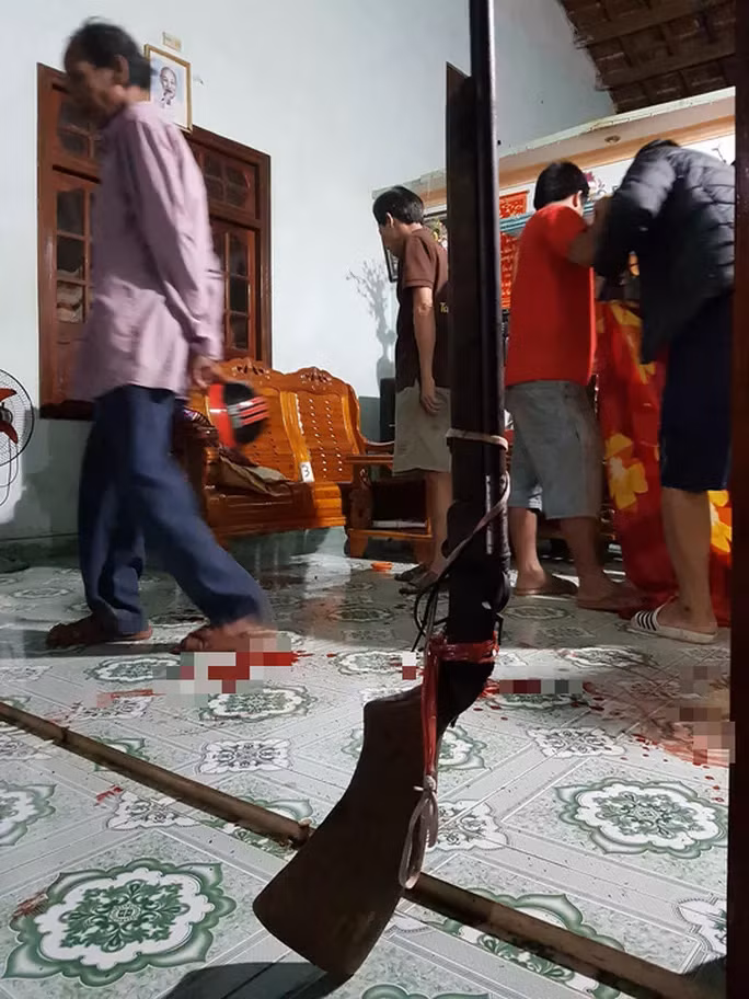 Công an thu giữ 2 khẩu súng săn tại nhà các nạn nhân.