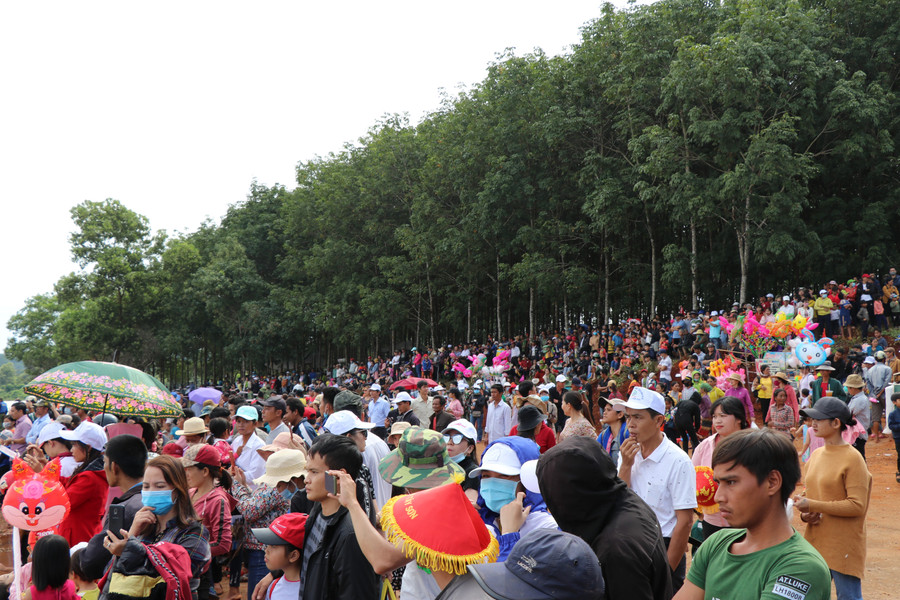 Hàng ngàn du khách đến tham quan, cổ vũ hội đua thuyền. Ảnh: Phương Linh