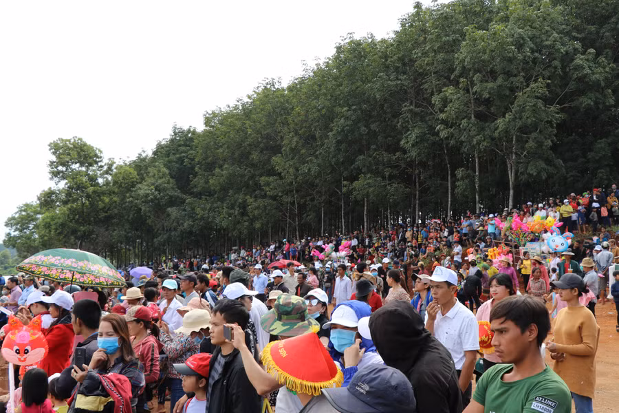 Hàng ngàn du khách đến tham quan, cổ vũ hội đua thuyền. Ảnh: Phương Linh