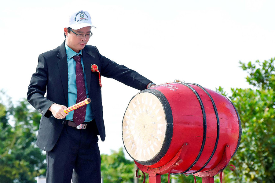 Ông Lê Ngọc Quý-Chủ tịch UBND huyện Ia Grai đánh trống khai mạc. Ảnh: Đức Thụy