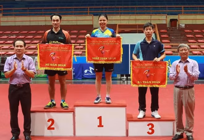 Các đoàn Hà Nội, T&T và Công an nhận giải toàn đoàn. Ảnh: Phương Huy