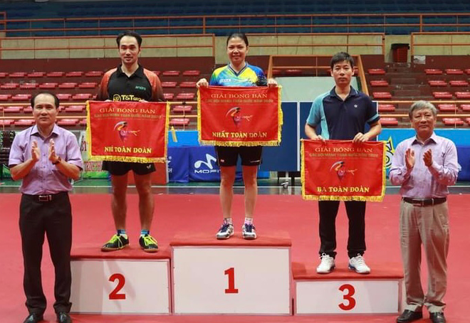 Các đoàn Hà Nội, T&T và Công an nhận giải toàn đoàn. Ảnh: Phương Huy