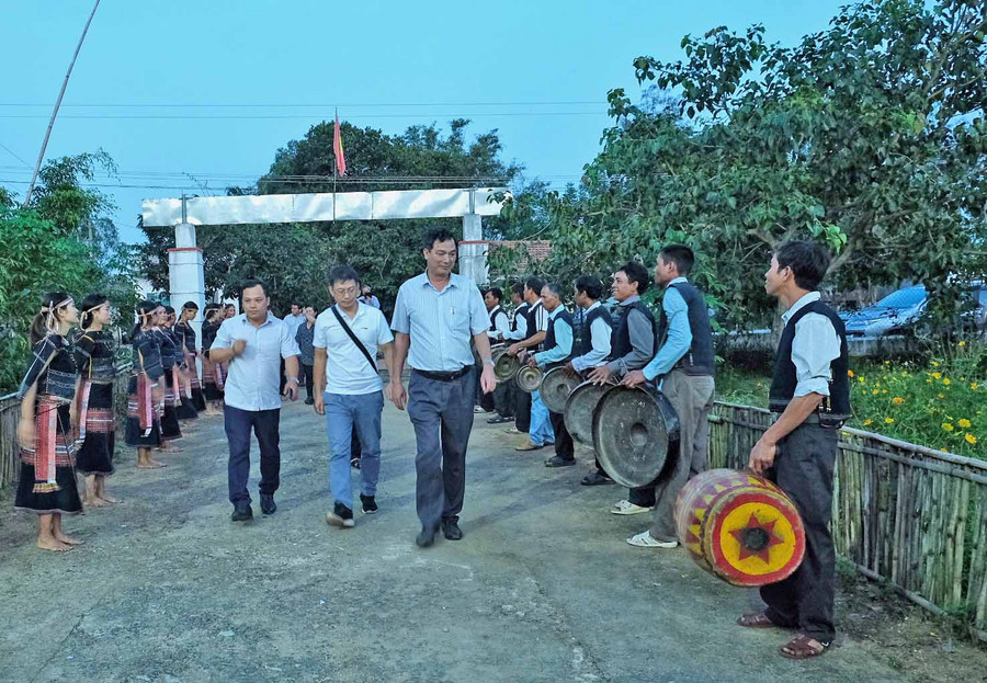 Khảo sát du lịch cộng đồng tại huyện Kbang để có định hướng phát triển bền vững. Ảnh: Hoàng Ngọc