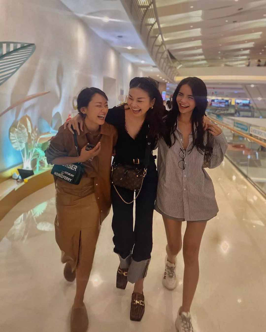 Thanh Hằng thoải mái đi chơi cùng hai học trò Thu Anh và Linh Chi sau hai năm The Face Việt Nam 2018 lên sóng: “Thế là sau hai năm của The Face, giữa mentor và thí sinh đã có sự gắn kết và chia sẻ nhiều hơn. Chị - em là mối quan hệ của hiện tại. Rất vui khi thấy mấy đứa em trưởng thành và ngày càng vững chắc. Linh Chi - cô gái luôn đắt show chụp hình và việc kinh doanh các kiểu. Thu Anh trước đây tràn ngập lookbook thì nay đã có bộ phim đầu tay. Khởi đầu tốt đẹp và đầy táo tạo. Hôm nay đã có buổi đi xem phim của em – “Sài Gòn trong cơn mưa” và chúc mừng em. Xem xong mưa quá mà không ai che dù cho chị hết trơn”.