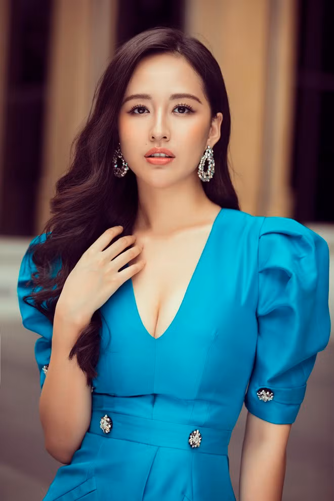 Mới đây, Hoa hậu Mai Phương Thuý khiến fan trầm trồ vì body hoàn hảo trong bộ ảnh mới. Là một trong những người đẹp có chiều cao vượt trội của showbiz Việt, mỹ nhân gốc Hà thành còn sở hữu nhiều đường cong quyến rũ. Trong hình ảnh này, thiết kế váy khoét ngực giúp tôn lên vòng một đầy đặn của chân dài họ Mai ẢNH: HUY NGUYỄN