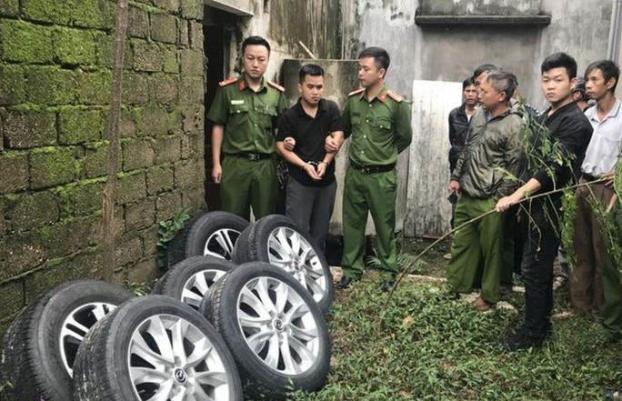 Cơ quan công an khám xét nhà Đăng Xuân Kỳ thu giữ nhiều bánh xe tang vật - Ảnh: NTV Cơ quan công an khám xét nhà Đăng Xuân Kỳ thu giữ nhiều bánh xe tang vật - Ảnh: NTV