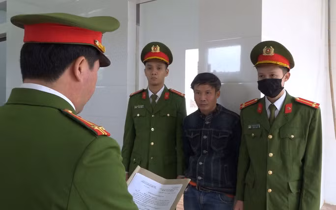 Tống đạt lệnh khám xét khẩn cấp chỗ ở đối với Nguyễn Tiến Trung