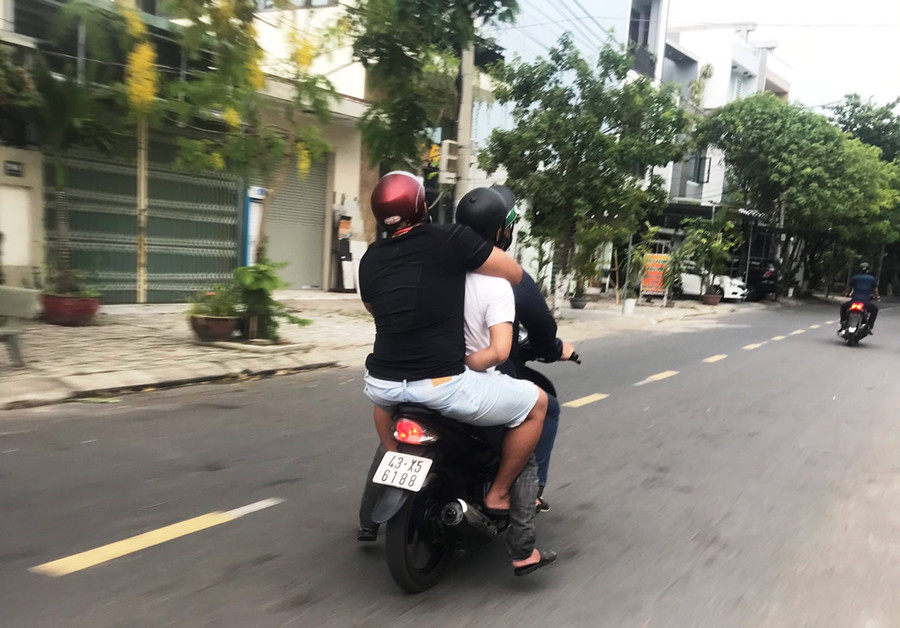 Lực lượng CA bắt giữ Vinh trên đường đối tượng này đi gây án. Lực lượng CA bắt giữ Vinh trên đường đối tượng này đi gây án.