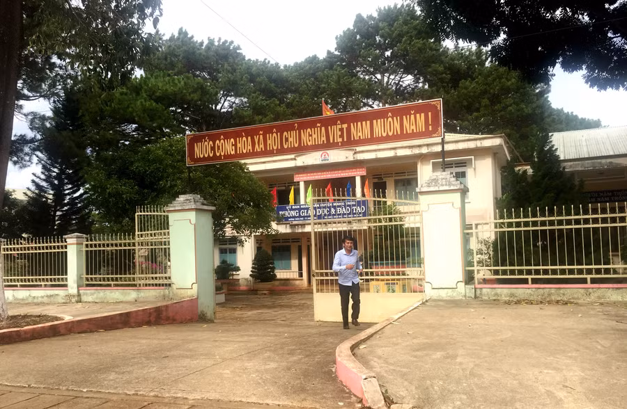 Phòng Giáo dục và Đào tạo huyện Mang Yang: Mập mờ trong sử dụng kinh phí (GLO)- Vừa qua, Thanh tra huyện Mang Yang đã phát hiện Phòng Giáo dục và Đào tạo (GD-ĐT) huyện sử dụng các nguồn kinh phí không rõ ràng, gây ảnh hưởng đến quyền lợi của học sinh và giáo viên. Thực hiện Nghị định số 86/2015/NĐ-CP ngày 2-10-2015 của Chính phủ, trong 3 năm (2017-2019), ngân sách huyện Mang Yang đã cấp cho Phòng GD-ĐT hơn 21,1 tỷ đồng để chi trả tiền hỗ trợ chi phí học tập. Sau đó, Phòng GD-ĐT đã quyết toán hơn 15,4 tỷ đồng, còn dư trả lại ngân sách hơn 5,7 tỷ đồng. Tuy nhiên qua kiểm tra, Thanh tra huyện phát hiện nhiều trường hợp cấp không đúng đối tượng như: một số em học sinh khuyết tật đã được nhận chế độ riêng nhưng vẫn được cấp, gia đình đã thoát nghèo nhưng một số em học sinh vẫn có tên trong danh sách nhận hỗ trợ. Từ ngày 28-1-2018 đến 8-10-2019, các trường nộp trả về Phòng GD-ĐT hơn 338 triệu đồng. Đây là số tiền nằm trong khoản hơn 15,4 tỷ đồng đã được quyết toán. Về nguyên tắc, đơn vị này phải nộp về cho ngân sách nhưng Phòng GD-ĐT lại để ngoài sổ sách và chi cho đối tượng khác. Theo giải trình của ông Nguyễn Tấn Minh-kế toán của Phòng GD-ĐT huyện Mang Yang, sau khi rà soát danh sách của các trường nhận thấy ngoài việc một số trường hợp được cấp không đúng đối tượng (học sinh con hộ đã thoát nghèo, học sinh khuyết tật... vẫn được cấp hỗ trợ), còn có một số em là đối tượng nghèo nhưng các trường lại không đưa vào danh sách hỗ trợ. Khi phụ huynh phản ánh thì một số trường đã tự điều chỉnh từ em cấp không đúng đối tượng sang cho các em thiếu. Phòng GD-ĐT yêu cầu các trường phải nộp trả số tiền cấp sai và lập danh sách đề nghị cấp bổ sung cho các em bị bỏ sót. Ông Minh cũng cho biết đã yêu cầu các trường mang tất cả hồ sơ như: giấy chứng nhận hộ nghèo, đơn đề nghị, danh sách ký nhận nộp về Phòng GD-ĐT để kiểm tra. Tuy nhiên, vì thời gian lập danh sách để chi trả chế độ cho các em để quá lâu nên các trường lập và tổng hợp có nhiều thiếu sót. Một số phụ huynh học sinh người dân tộc thiểu số làm thất lạc sổ hộ nghèo, sổ hộ nghèo sai tên, các em học sinh đã học hết cấp ra trường… nên khi trường nhận tiền về cấp phát thì xảy ra sai sót. Bên cạnh đó, trên cơ sở kết quả kiểm tra và báo cáo của các trường đề nghị bổ sung, ông Minh đề nghị các trường rà soát danh sách học sinh hộ nghèo từ các thôn, làng và UBND xã, thị trấn xác nhận để lập danh sách đề nghị bổ sung đúng đối tượng, tránh bỏ sót đối tượng. Ông Minh giải thích, vì số lượng học sinh nhiều, tồn đọng trong 3 năm học với 39 trường nên mất nhiều thời gian kiểm tra hồ sơ. Vì chưa thể giải quyết nội dung này nên ông Minh đã tự ý cân đối lấy số tiền thu hồi cấp bù cho các em học sinh còn thiếu nên không nộp trả lại ngân sách số tiền hơn 338 triệu đồng. Với khoản tiền này, ông Lê Trọng-Chủ tịch UBND huyện Mang Yang đã chỉ đạo thành lập đoàn liên ngành tiến hành rà soát, kiểm tra. Trong một diễn biến khác, Thanh tra huyện cho hay: Một số trường tham gia dạy bổ túc văn hóa phản ánh rằng, sau khi đơn vị nhận kinh phí thì phải nộp lại 10-15% với số tiền hơn 78 triệu đồng cho cán bộ, lãnh đạo Phòng GD-ĐT. Qua làm việc, Phòng GD-ĐT lý giải: Năm 2019, Phòng được UBND huyện giao kinh phí chi trả tiền bổ túc văn hóa là 550 triệu đồng. Trên cơ sở đề nghị của các trường, tháng 10-2019, Phòng GD-ĐT đã tiến hành lập thủ tục chi trả cho 6 trường với số tiền nói trên. Khoảng 1 tuần sau đó, đại diện các trường có “bồi dưỡng cho anh em” Phòng GD-ĐT trên tinh thần tự nguyện, không có gợi ý trích lại?! Tuy nhiên, sau khi có ý kiến về việc này, ông Hồ Văn Diệp-Trưởng phòng GD-ĐT đã chỉ đạo thu hồi và tiến hành trả lại cho các đơn vị để chi trả chế độ cho giáo viên. LÊ GIA Trụ sở Phòng Giáo dục và Đào tạo huyện Mang Yang. Ảnh: Internet