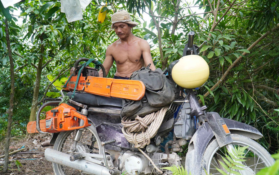  “Vua khỉ” với chiếc xe cà tàng cùng dụng cụ cưa cây lỉnh kỉnh đã rất quen thuộc với dân miền Tây