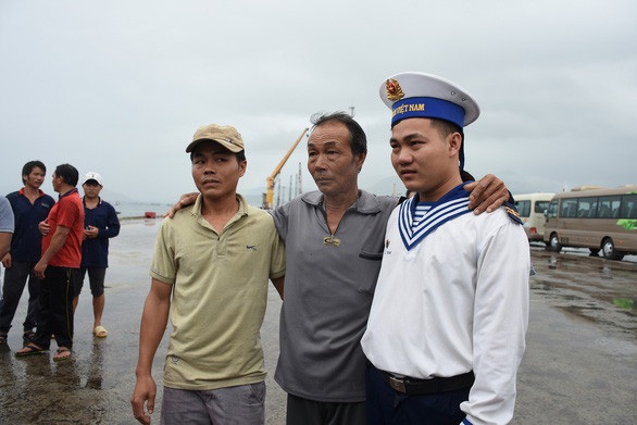 Ba cha con ông Hồ Lồng, Hồ Minh Thường và Hồ Văn Thi trùng phùng trên bến cảng