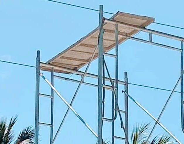 Giàn giáo gần ngay đường dây điện 22kv Giàn giáo gần ngay đường dây điện 22kv