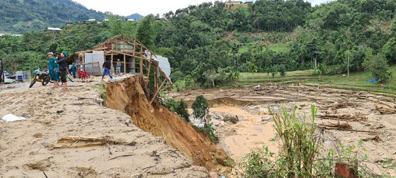  Hàng chục ngôi nhà trước nguy cơ bị sạt lở. Ảnh: NGỌC PHÚC