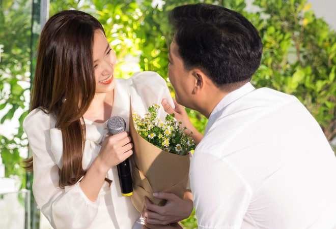 Góp mặt trong sự kiện đặc biệt của Midu không thể thiếu những người bạn thân thiết. Danh hài Trường Giang đến sớm mà mua hoa tặng cho Midu ẢNH: NVCC