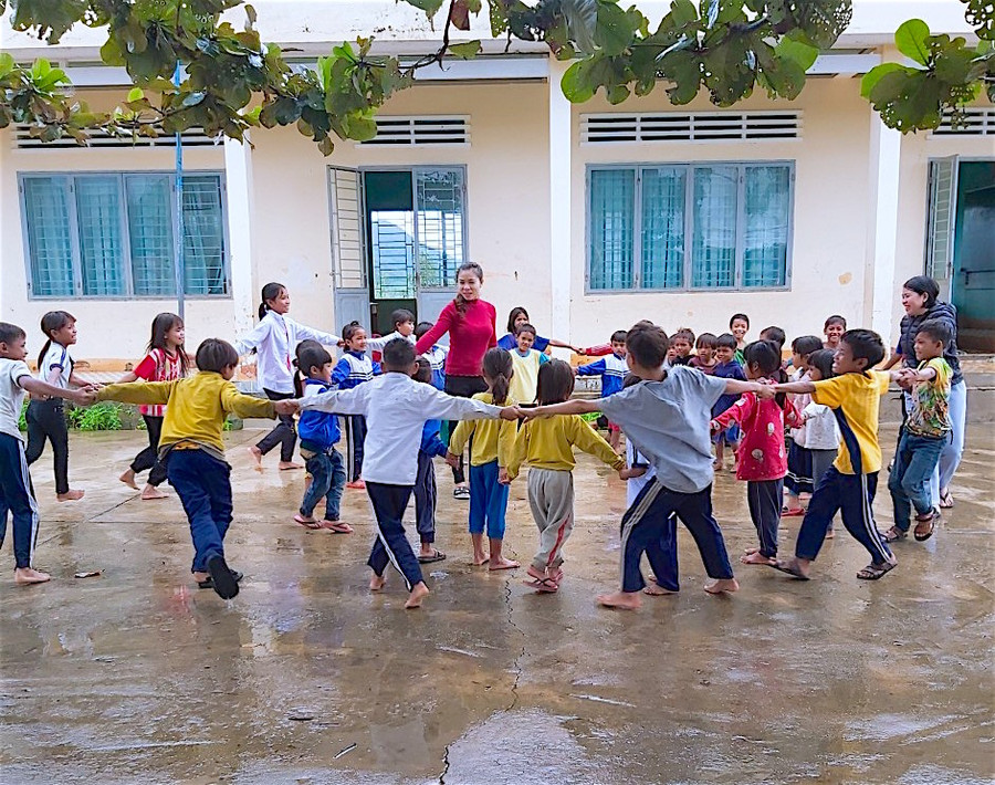 Học sinh Trường Phổ thông Dân tộc Bán trú Tiểu học và THCS Sró (điểm trường làng Pơ Ya) trong một giờ sinh hoạt ngoài trời. Ảnh Hồng Thi