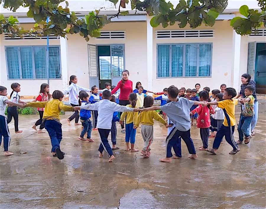 Học sinh Trường Phổ thông Dân tộc Bán trú Tiểu học và THCS Sró (điểm trường làng Pơ Ya) trong một giờ sinh hoạt ngoài trời. Ảnh Hồng Thi