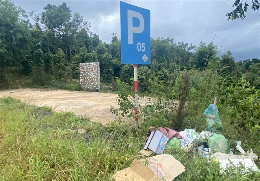 Điểm thăm quan mỏ cao lanh nhếch nhác, toàn rác thải sinh hoạt của người dân. ẢNH: BẢO LÂM