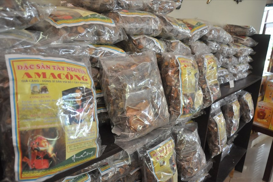 "Thần dược" Ama Kông bày bán bát nháo ở khu du lịch Buôn Đôn, Đắk Lắk. Ảnh: Thanh Hải