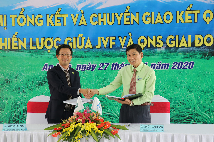 Lãnh đạo Công ty Phân bón Việt Nhật bàn giao công trình xây dựng bản đồ hiện trạng dinh dưỡng đất cho lãnh đạo Công ty cổ phần Đường Quảng Ngãi. Ảnh: Ngọc Minh Lãnh đạo Công ty Phân bón Việt Nhật bàn giao công trình xây dựng bản đồ hiện trạng dinh dưỡng đất cho lãnh đạo Công ty cổ phần Đường Quảng Ngãi. Ảnh: Ngọc Minh