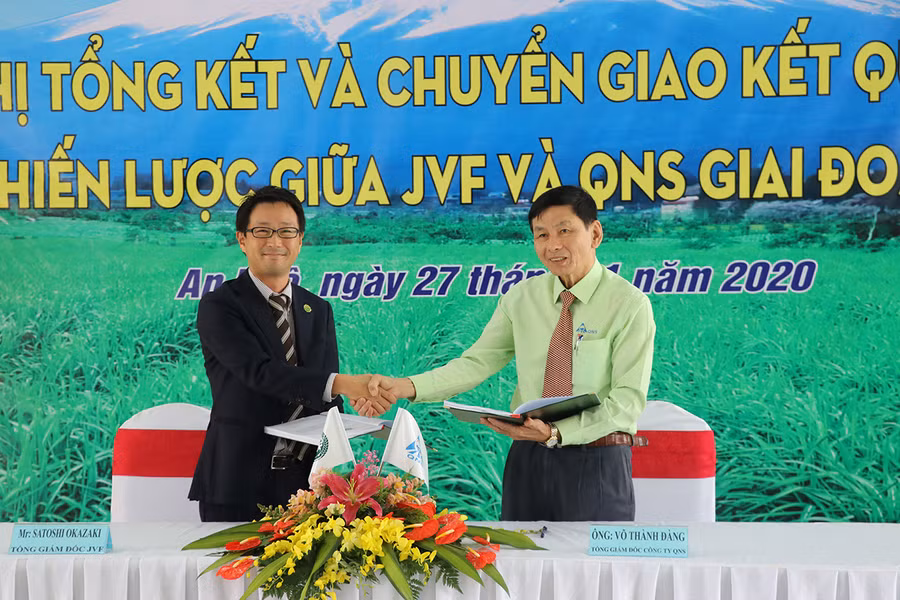 Lãnh đạo Công ty Phân bón Việt Nhật bàn giao công trình xây dựng bản đồ hiện trạng dinh dưỡng đất cho lãnh đạo Công ty cổ phần Đường Quảng Ngãi. Ảnh: Ngọc Minh