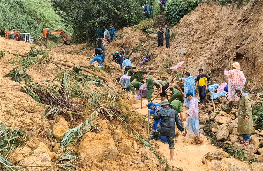 Quân đội, Công an đào cả núi đất sạt lở để tìm người mất tích (ảnh T.C) Quân đội, Công an đào cả núi đất sạt lở để tìm người mất tích (ảnh T.C)