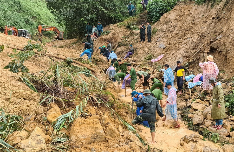 Quân đội, Công an đào cả núi đất sạt lở để tìm người mất tích (ảnh T.C)
