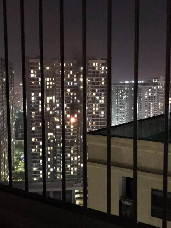 Đám cháy nhìn từ xa - Ảnh: Lê Tấn