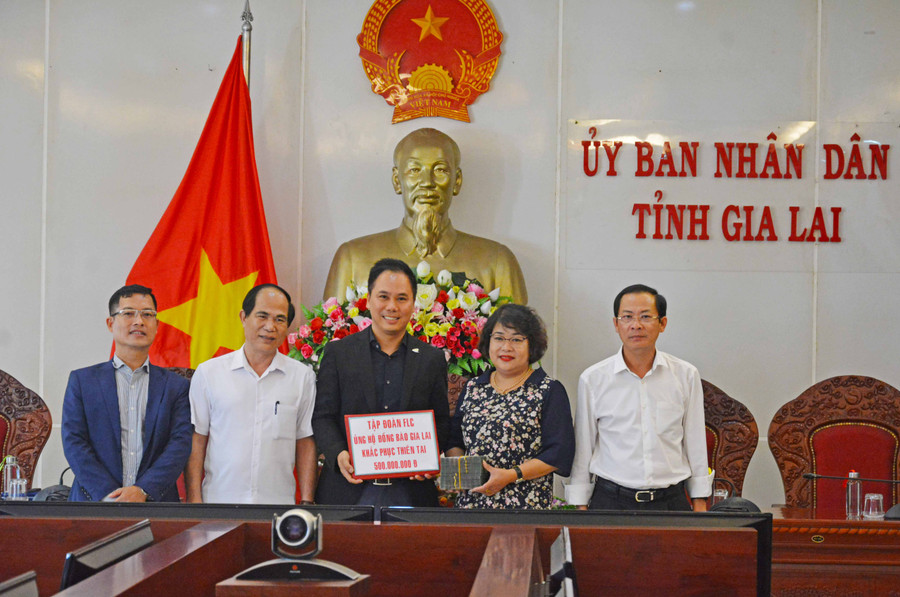 Các cồng chí lãnh đạo tỉnh và Tập đoàn FLC chụp ảnh lưu niệm. Ảnh: Nguyễn Tú