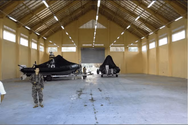 Bên trong cơ sở bảo trì trong bức ảnh chụp năm 2017- Ảnh chụp màn hình AMTI/CSIS Bên trong cơ sở bảo trì trong bức ảnh chụp năm 2017- Ảnh chụp màn hình AMTI/CSIS