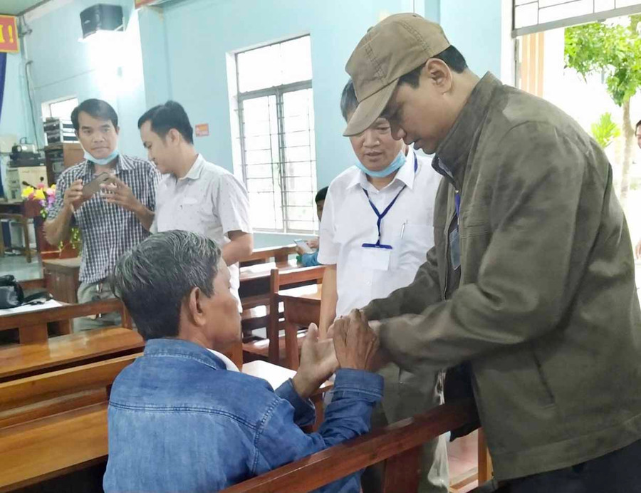 Ông Đinh Hà Nam (bìa phải; Phó Giám đốc Sở Y tế) thăm, động viên bệnh nhân phong xã Ia Rsai, huyện Krông Pa. Ảnh: Như Nguyện Ông Đinh Hà Nam (bìa phải, Phó Giám đốc Sở Y tế) thăm, động viên bệnh nhân phong xã Ia Rsai, huyện Krông Pa. Ảnh: Như Nguyện