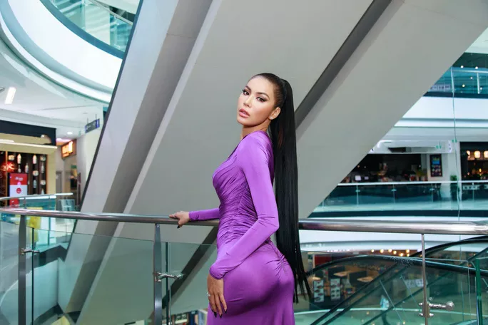 Minh Tú không cần bikini vẫn cuốn hút