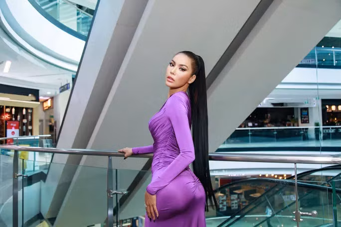 Minh Tú không cần bikini vẫn cuốn hút