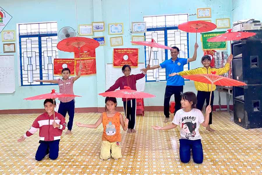 Thầy Trương Công Hương (Trường Tiểu học và THCS Kim Đồng, huyện Đak Pơ) hướng dẫn học sinh tập văn nghệ chào mừng Ngày nhà giáo Việt Nam. Ảnh Hồng Thi