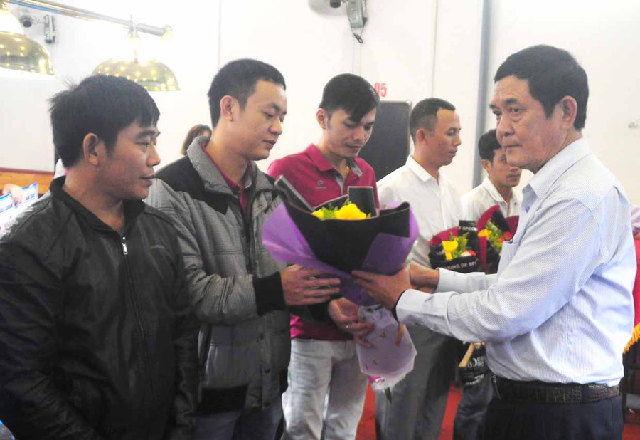 Ông Nguyễn Đức Hoàng-Phó Giám đốc Sở Văn hóa-Thể thao và Du lịch tặng hoa cho các VĐV. Ảnh: Nguyễn Tú