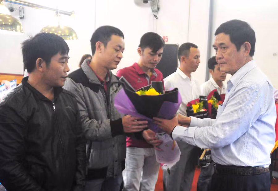 Ông Nguyễn Đức Hoàng-Phó Giám đốc Sở Văn hóa-Thể thao và Du lịch tặng hoa cho các VĐV. Ảnh: Nguyễn Tú