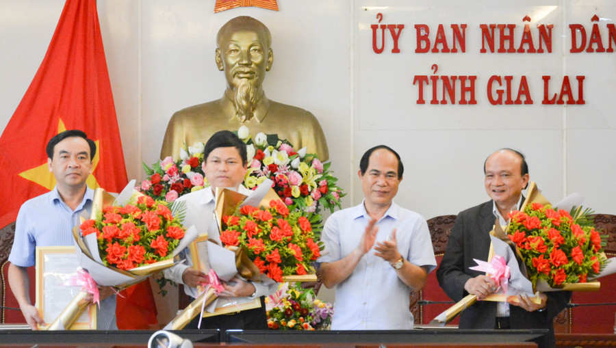 Đồng chí Võ Ngọc Thành- Phó Bí Thư Tỉnh ủy, Chủ tịch UBND tỉnh trao quyết định tiếp nhận và bổ nhiệm cán bộ. Ảnh: Trần Dung