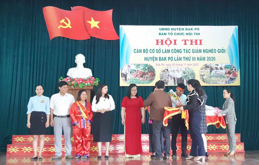 Các đội nhận cờ lưu niệm của ban tổ chức. Ảnh: Tuyết Mai