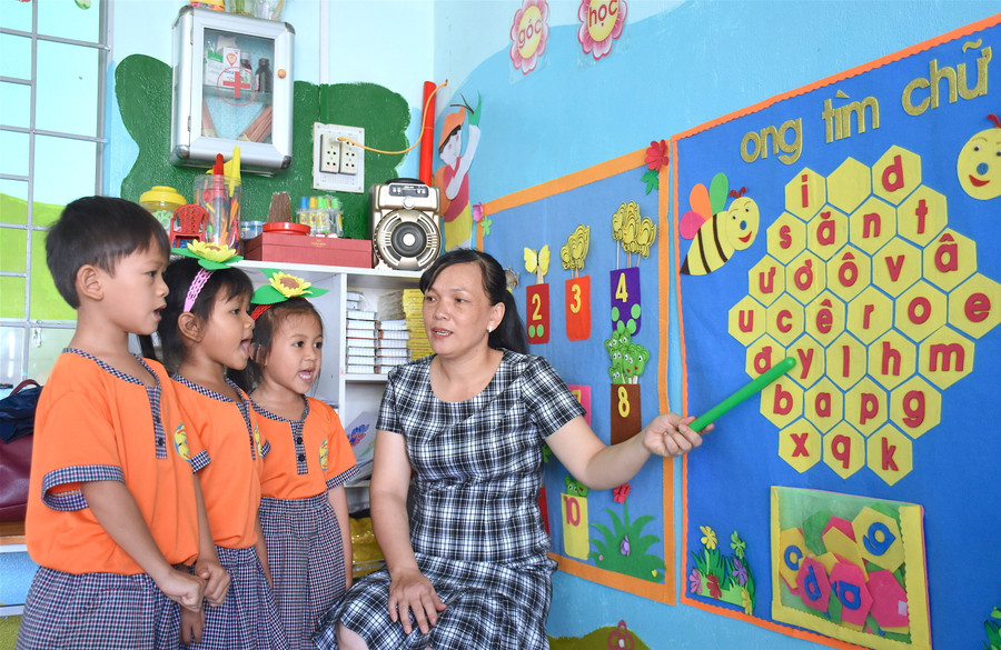 Dạy trẻ làm quen với bảng chữ cái tại Trường Mẫu giáo Hoa Mai (xã Ia Rong, huyện Chư Pưh). Ảnh: Hồng Thi