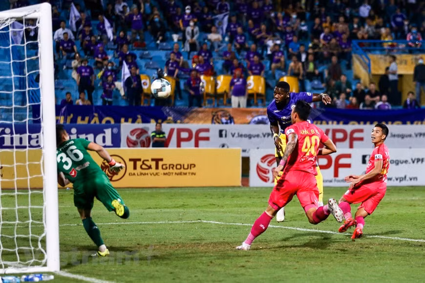 Nhờ vậy, đội bóng này sớm mở tỷ số trận đấu từ pha đánh đầu hiểm hóc của của Rimario ngay phút thứ 9. Trước đó, Quang Hải và Thành Lương đã phối hợp hay để tạt bóng chuẩn xác. (Ảnh: Hiển Nguyễn/Vietnam+)