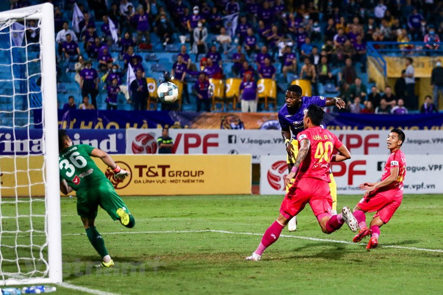 Nhờ vậy, đội bóng này sớm mở tỷ số trận đấu từ pha đánh đầu hiểm hóc của của Rimario ngay phút thứ 9. Trước đó, Quang Hải và Thành Lương đã phối hợp hay để tạt bóng chuẩn xác. (Ảnh: Hiển Nguyễn/Vietnam+) Nhờ vậy, đội bóng này sớm mở tỷ số trận đấu từ pha đánh đầu hiểm hóc của của Rimario ngay phút thứ 9. Trước đó, Quang Hải và Thành Lương đã phối hợp hay để tạt bóng chuẩn xác. (Ảnh: Hiển Nguyễn/Vietnam+)