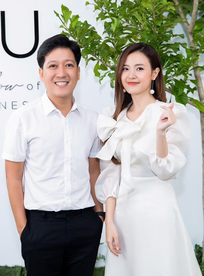 Trường Giang cũng mạnh tay “chốt đơn” 20 sản phẩm của Midu đem về tặng Nhã Phương. Nam danh hài đình đám showbiz cũng không quên gửi lời chúc thành công đến cô em ẢNH: NVCC