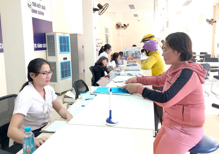 Ia Grai nỗ lực cải cách hành chính ảnh 2 Người dân giải quyết thủ tục hành chính tại Bưu điện văn hóa xã Ia Tô (huyện Ia Grai). Ảnh: Phan Lài