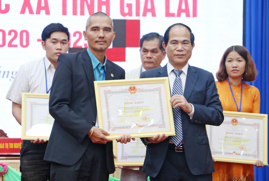 Gia Lai chú trọng xây dựng hợp tác xã kiểu mới gắn với chuỗi giá trị ảnh 1 Chủ tịch UBND tỉnh Võ Ngọc Thành (hàng trước, bên phải) tặng bằng khen cho các tập thể, cá nhân có thành tích xuất sắc trong xây dựng và phát triển HTX trên địa bàn tỉnh giai đoạn 2015-2020. Ảnh: N.Q